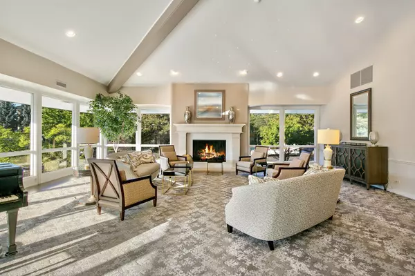 Oak Brook, IL 60523,2 Oak Brook Club Drive #C303