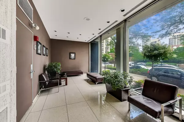 Chicago, IL 60610,1455 N SANDBURG Terrace #2401B