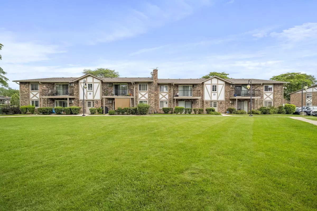 Willowbrook, IL 60527,16W525 Lake Drive #23-207