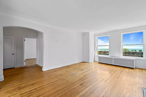 Chicago, IL 60615,4940 S East End Avenue #6F