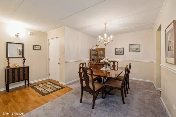 Western Springs, IL 60558,5806 Wolf Road #1A