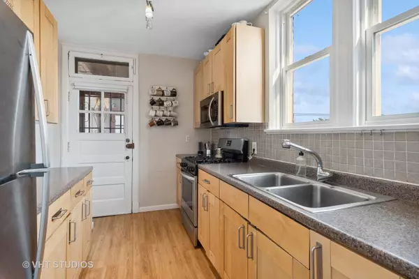 Chicago, IL 60645,6751 N Artesian Avenue #3C