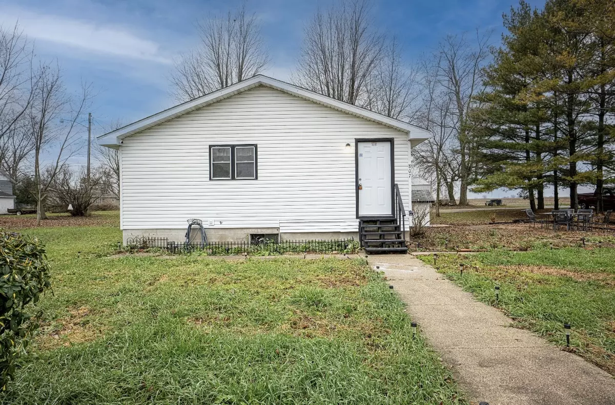 Beaverville, IL 60912,807 3rd Street