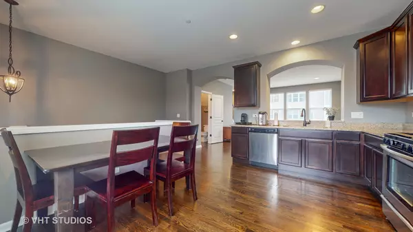 Arlington Heights, IL 60004,907 E Hamlin Lane