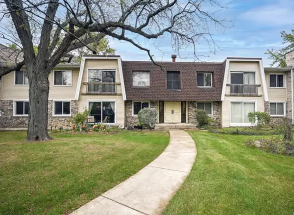 2924 Roberts Drive #8, Woodridge, IL 60517