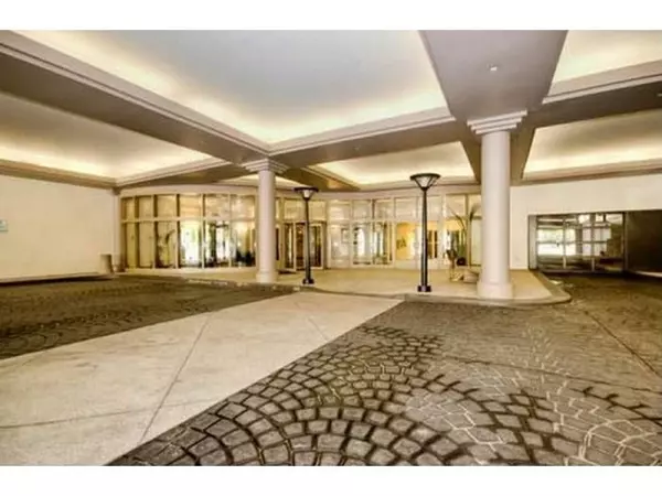 Chicago, IL 60610,1212 N La Salle Drive #P313