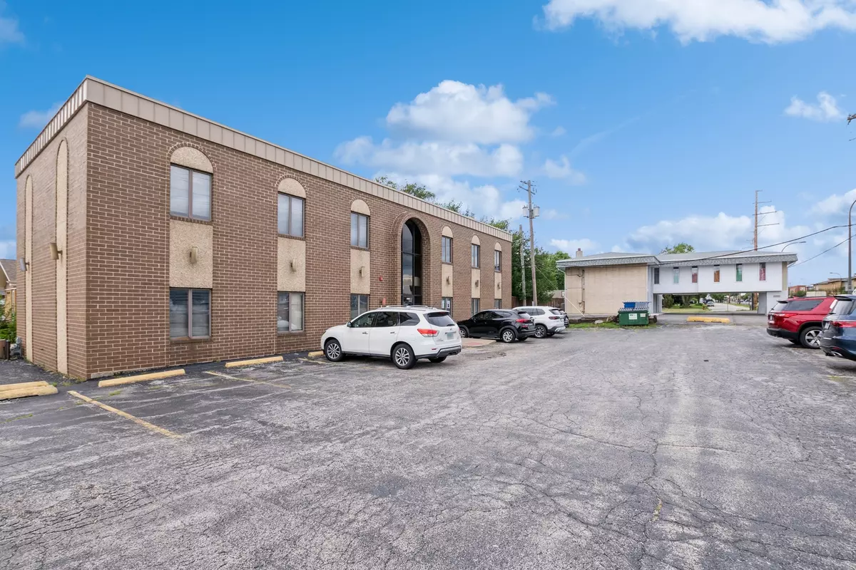 Oak Lawn, IL 60453,10220 S cicero Avenue #101