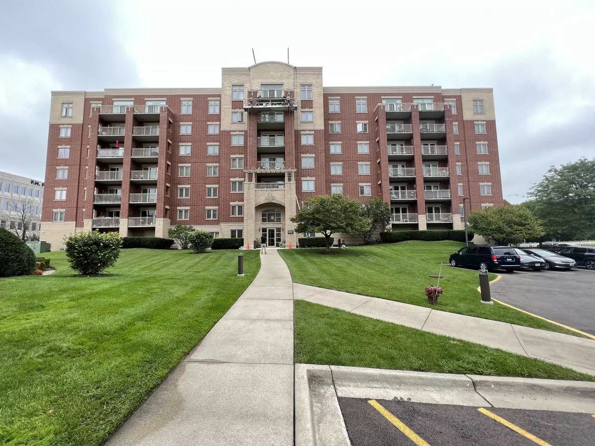 Chicago, IL 60631,8747 W Bryn Mawr Avenue #404