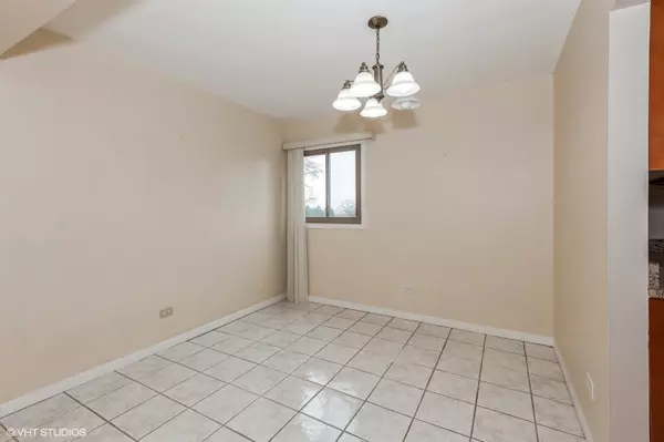 Glen Ellyn, IL 60137,787 Wilson Avenue #12