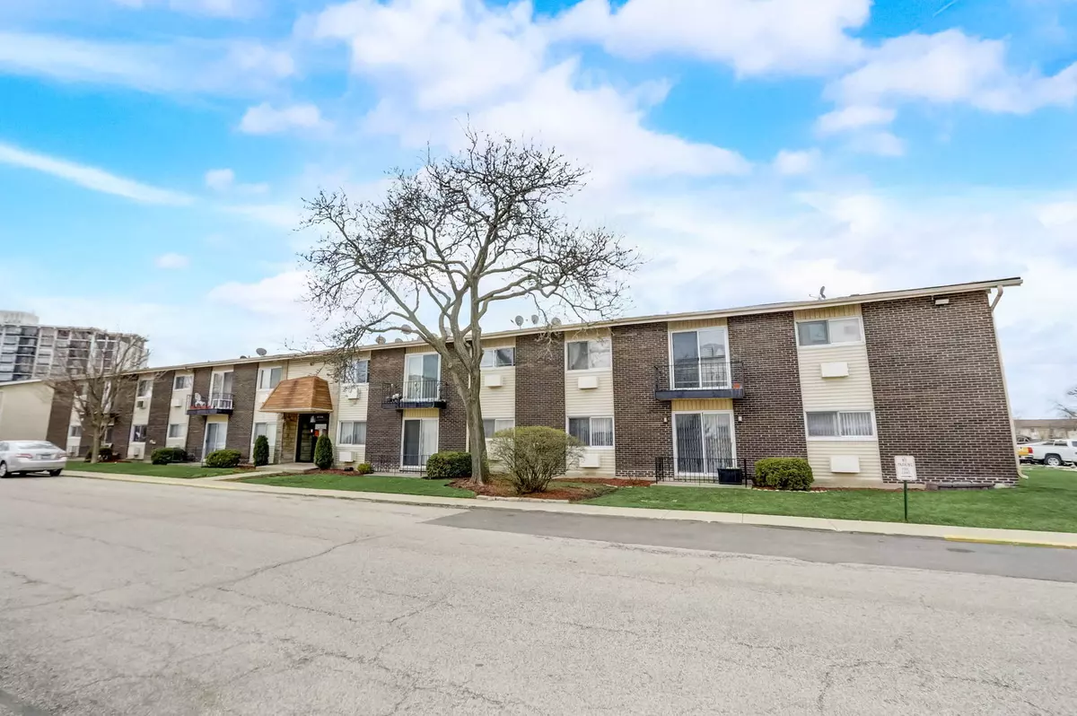 Des Plaines, IL 60016,8816 N WESTERN Avenue #2B