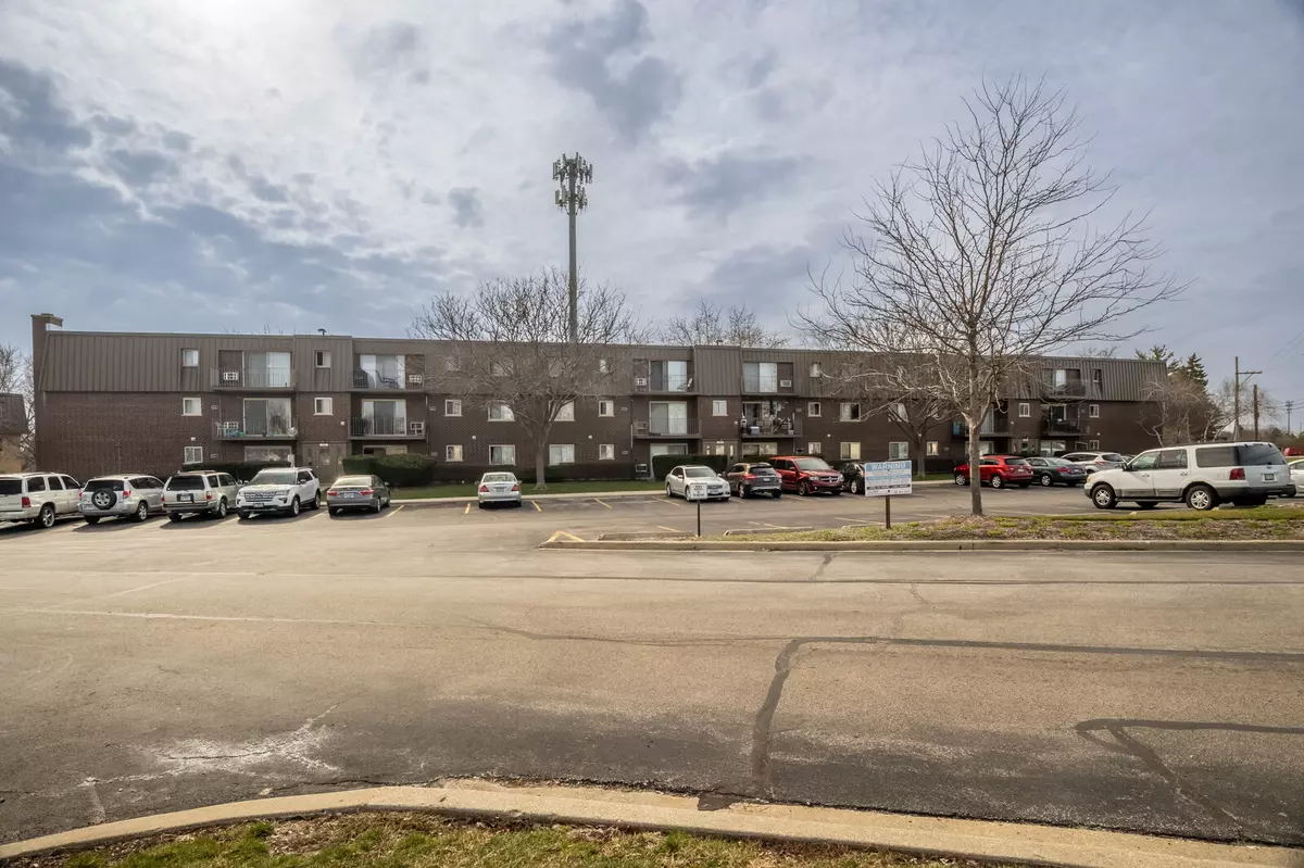 Wheeling, IL 60090,586 Fairway View Drive #1-1D