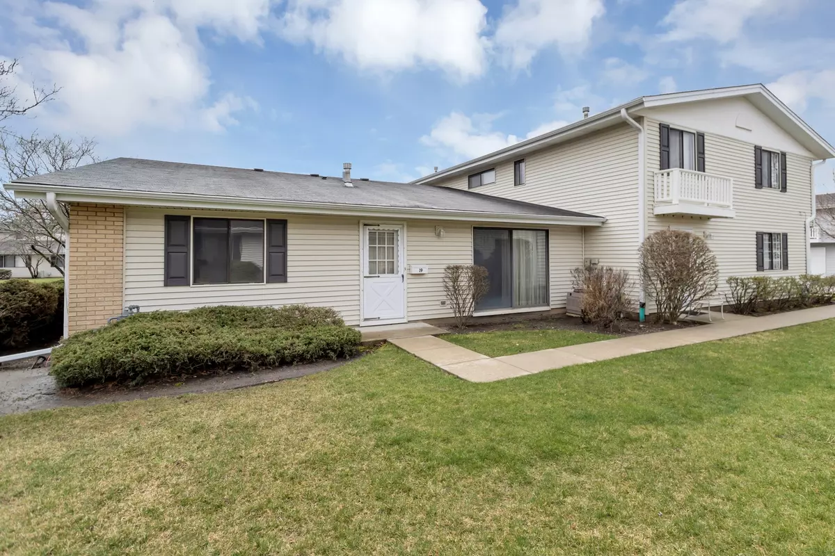 Schaumburg, IL 60193,19 Dennis Court #19