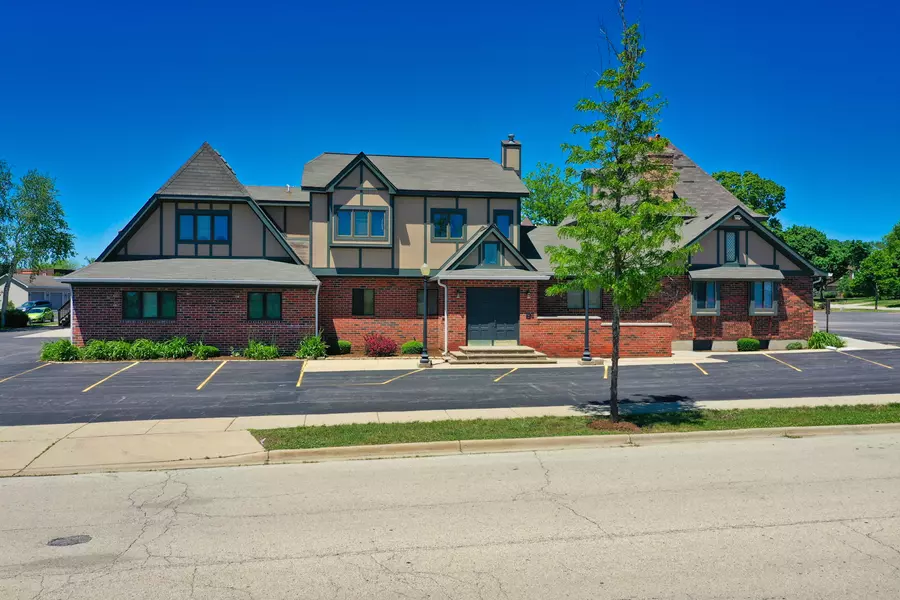 825 Village Quarter Road #825B, West Dundee, IL 60118