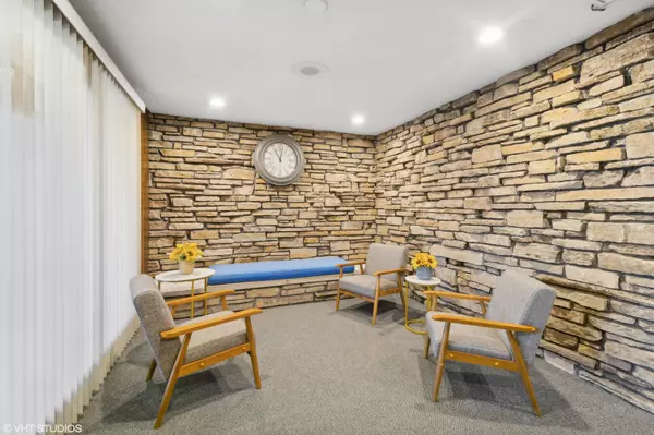 Niles, IL 60714,8001 W COURTE Drive #409