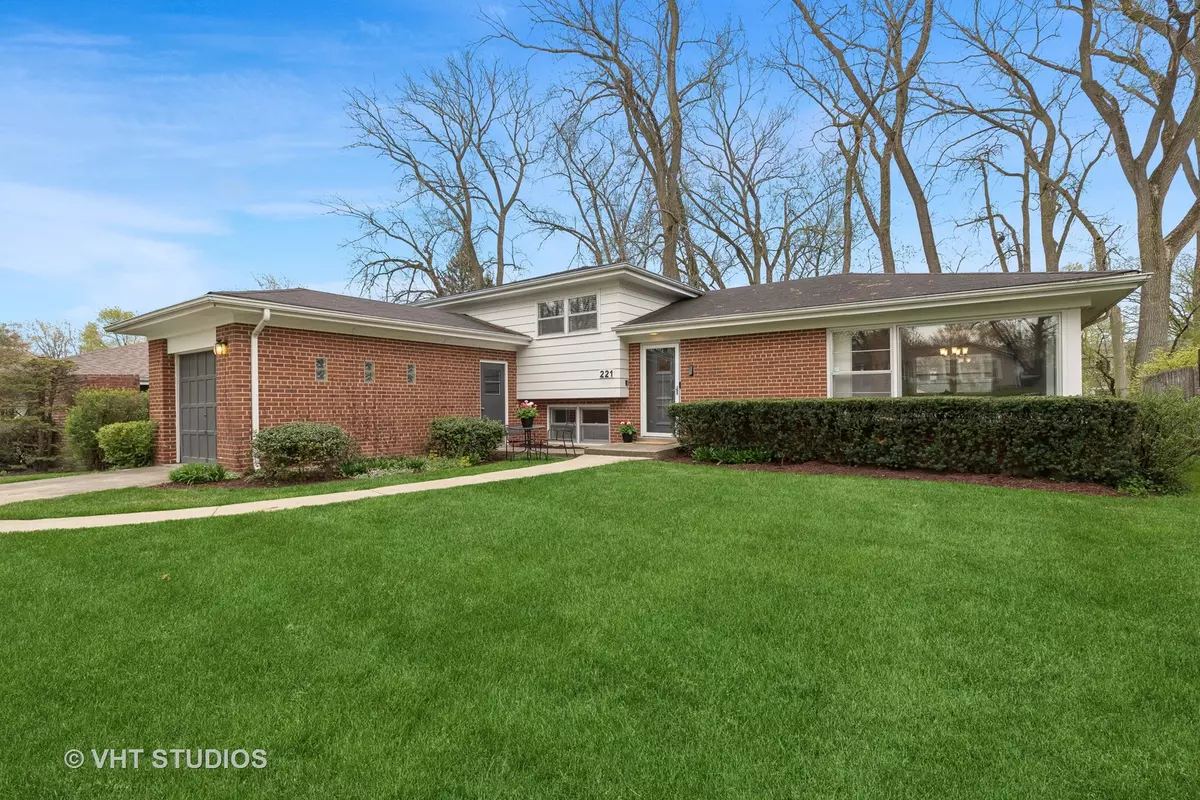 Lake Bluff, IL 60044,221 W Sheridan Place