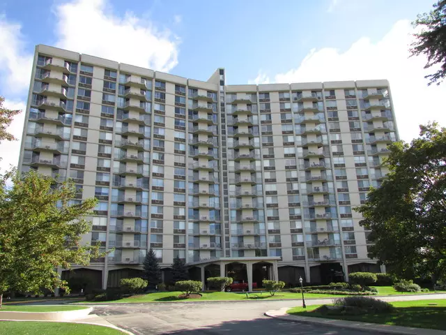 40 N Tower Road #10J, Oak Brook, IL 60523