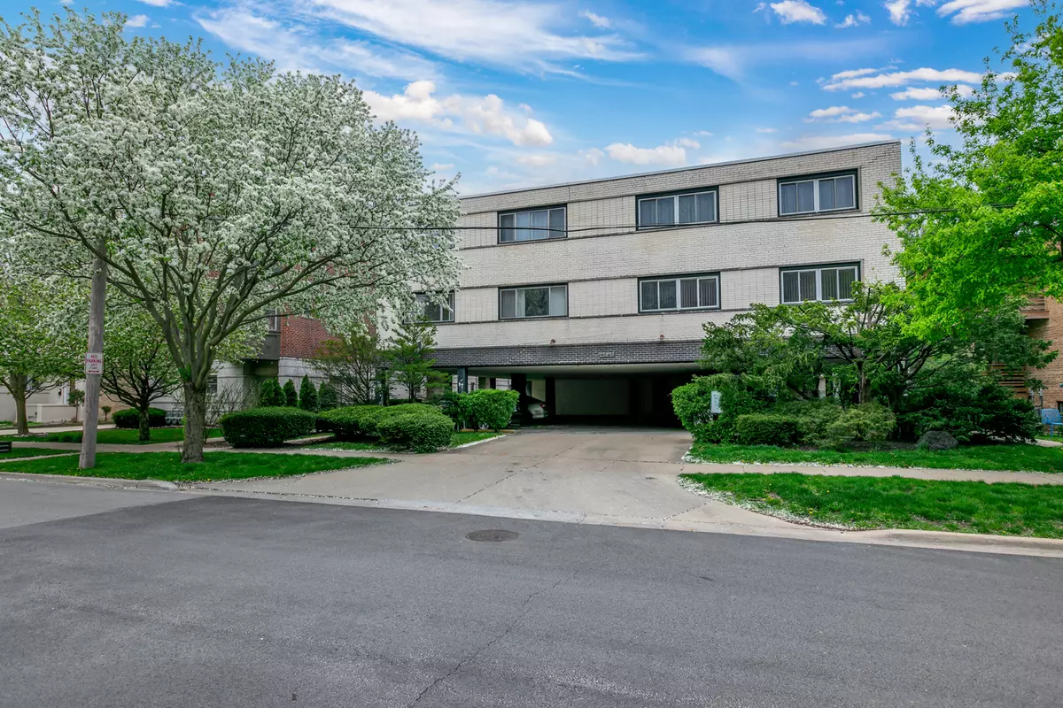 Skokie, IL 60077,8040 Floral Avenue #301