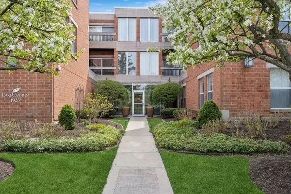 Wilmette, IL 60091,1925 Lake Avenue #317