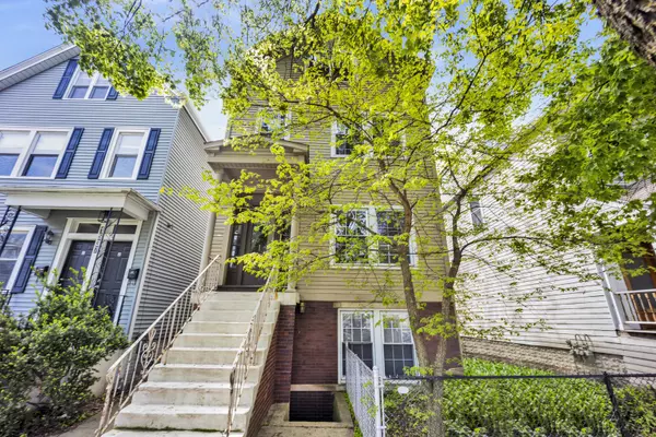 1541 W BARRY Avenue, Chicago, IL 60657