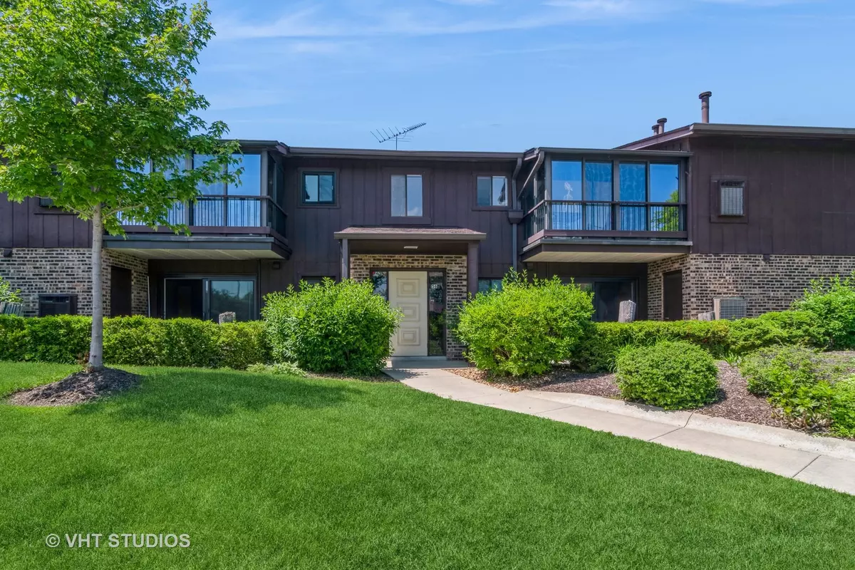 Westmont, IL 60559,56 W Pier Drive #204