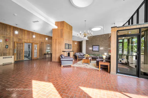 Oak Brook, IL 60523,40 N Tower Road #11L