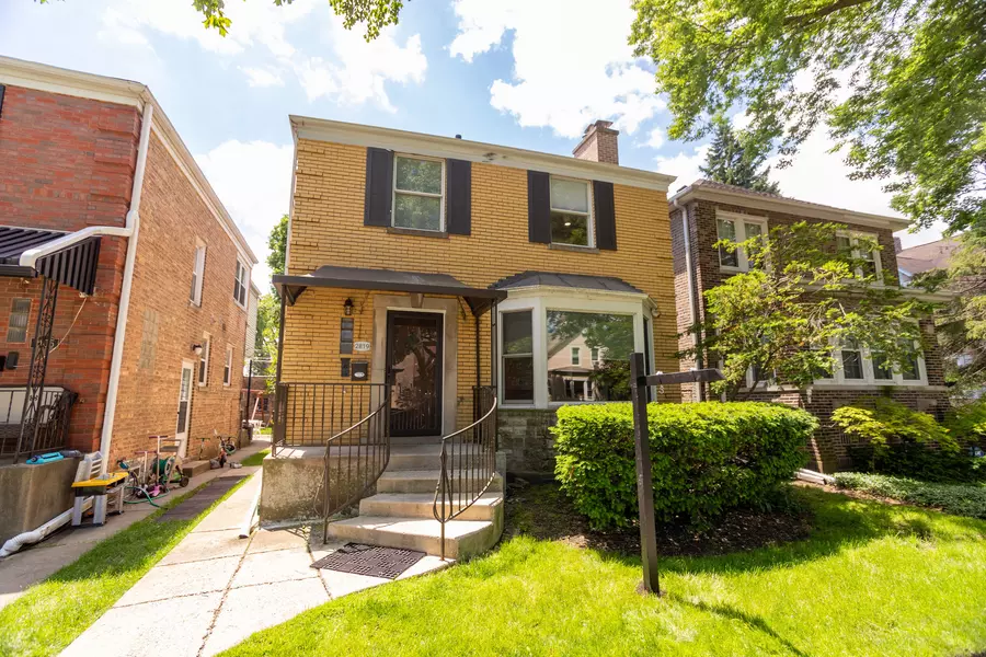 2819 W Sherwin Avenue, Chicago, IL 60645