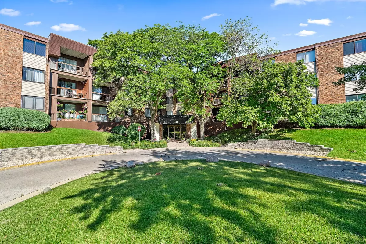 Glen Ellyn, IL 60137,440 Raintree Court #3L