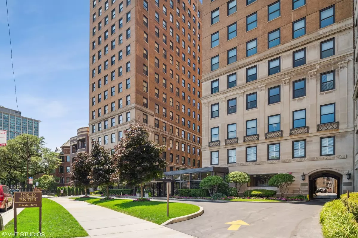 Chicago, IL 60613,3740 N Lake Shore Drive #15A