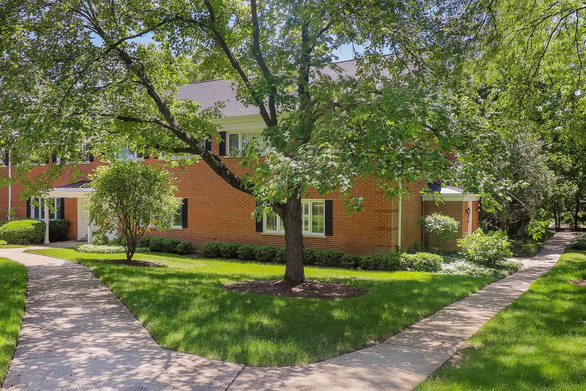 Hinsdale, IL 60521,906 Chanticleer Lane #906