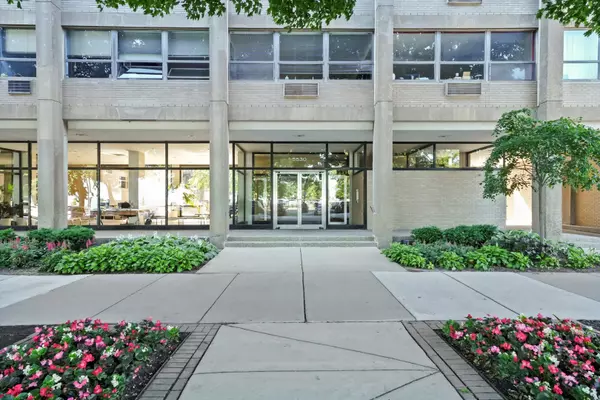 Chicago, IL 60637,5530 S South Shore Drive #8A