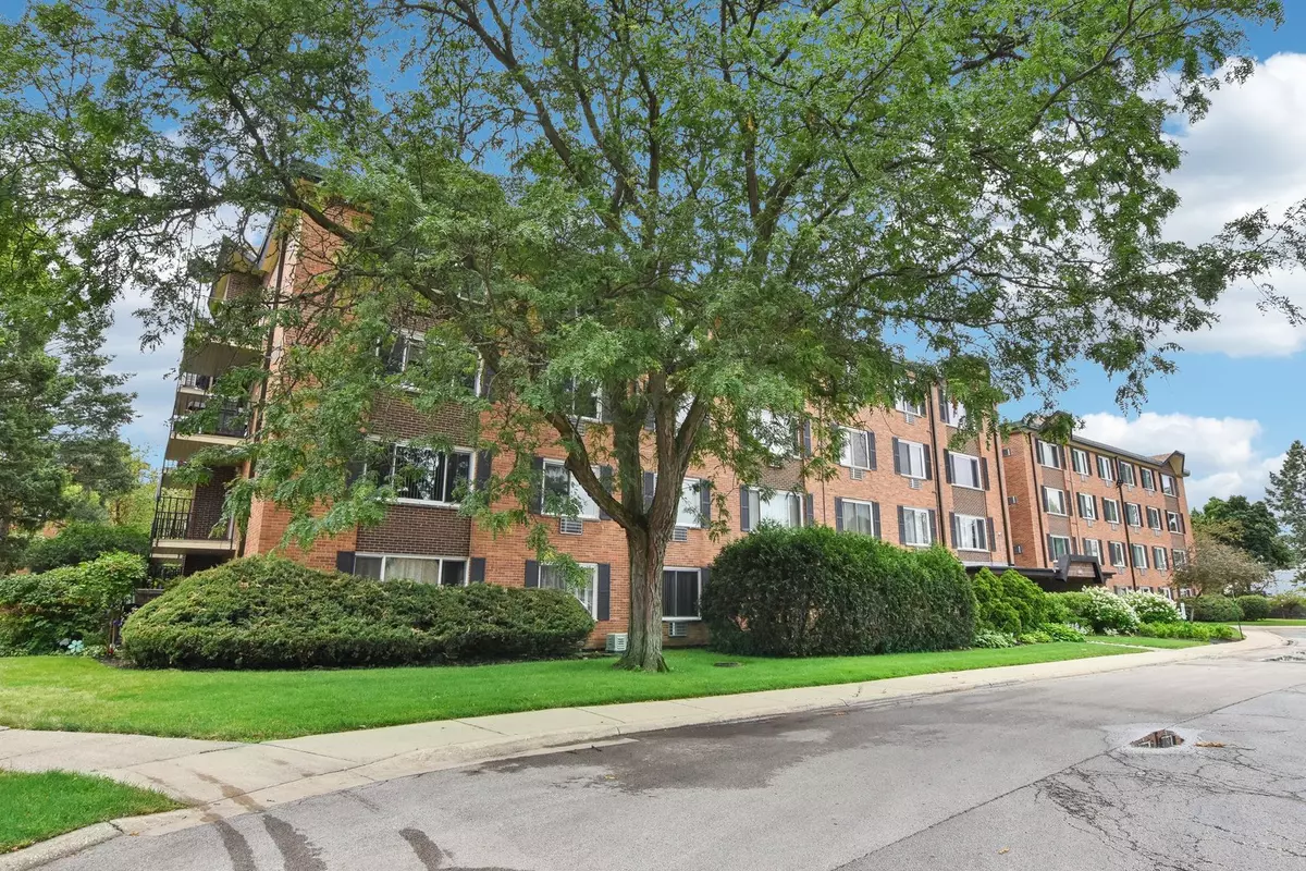 Arlington Heights, IL 60005,1106 S New Wilke Road #305