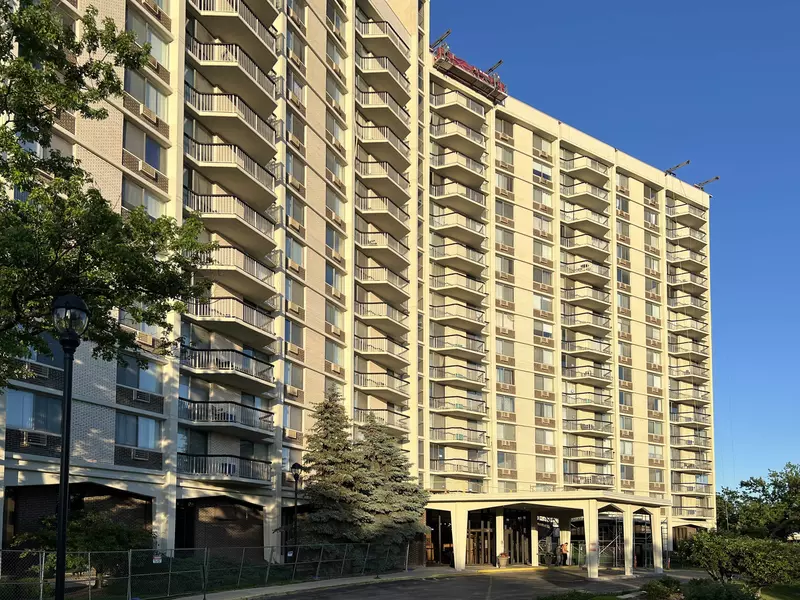 40 N Tower Road #8C, Oak Brook, IL 60523