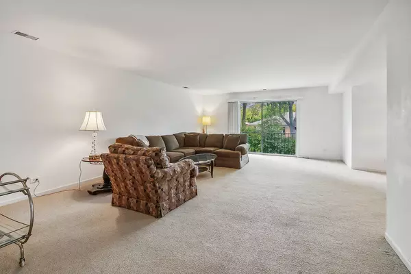 Northbrook, IL 60062,4050 Dundee Road #102