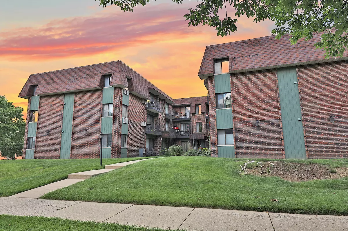 Downers Grove, IL 60515,4946 Douglas Road #202