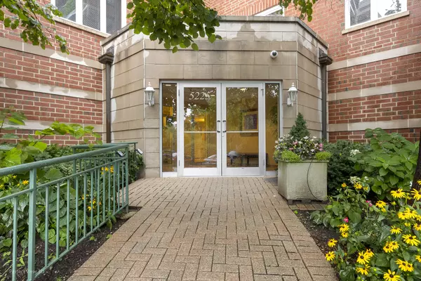 Chicago, IL 60630,5225 N Riversedge Terrace #315