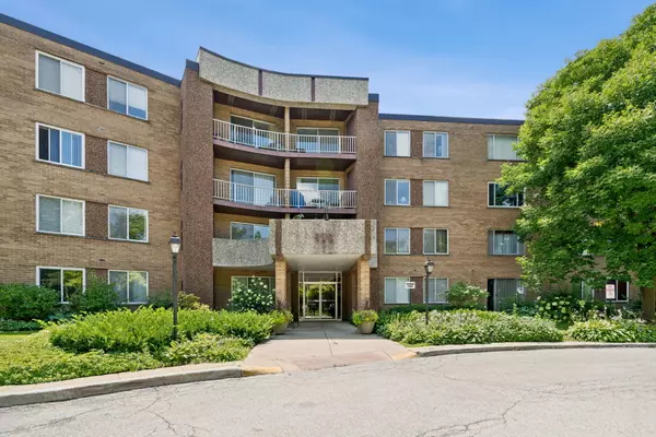 Palatine, IL 60074,909 E Kenilworth Avenue #214