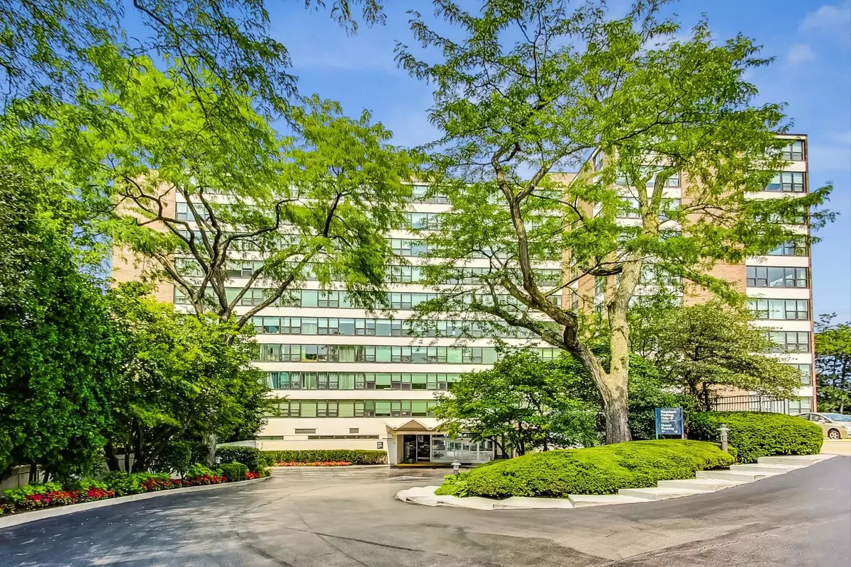 Wilmette, IL 60091,1616 Sheridan Road #8E