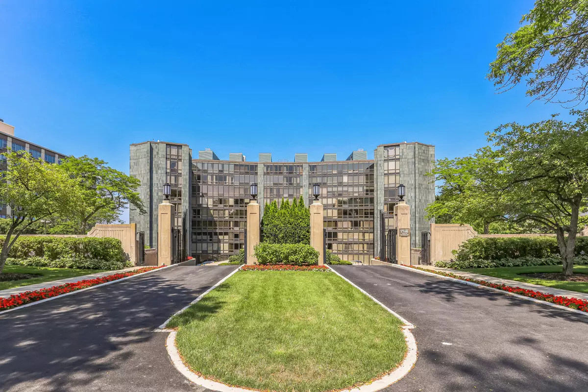 Wilmette, IL 60091,1420 Sheridan Road #3D