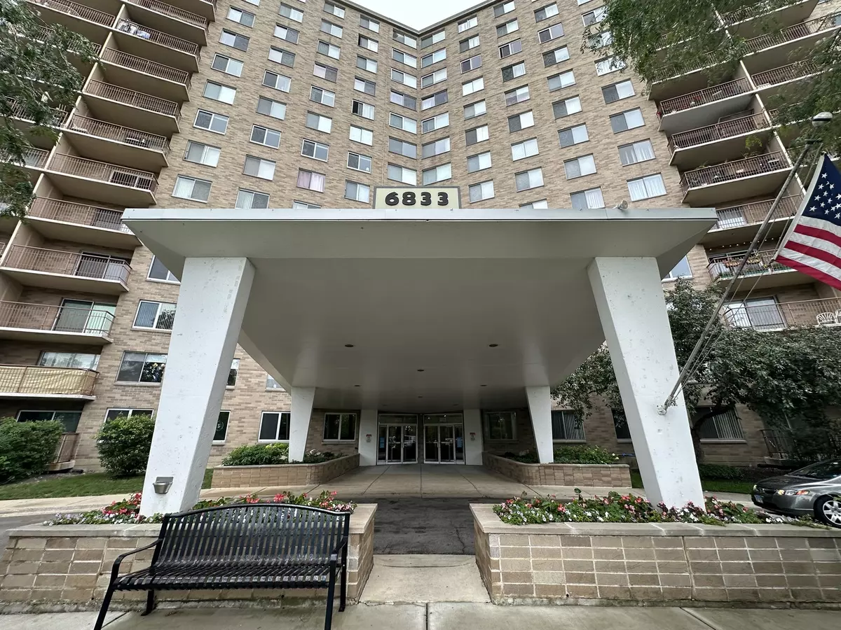 Chicago, IL 60645,6833 N Kedzie Avenue #302