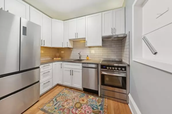 Chicago, IL 60657,434 W Aldine Avenue #2E