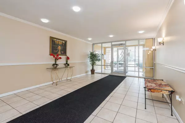 Morton Grove, IL 60053,5510 Lincoln Avenue #306