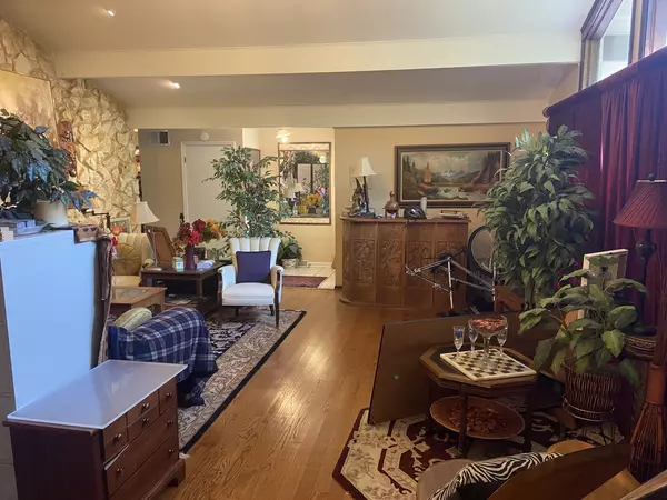 Palatine, IL 60067,302 E Shady Drive