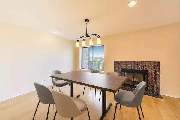 Northbrook, IL 60062,3050 Pheasant Creek Drive #301