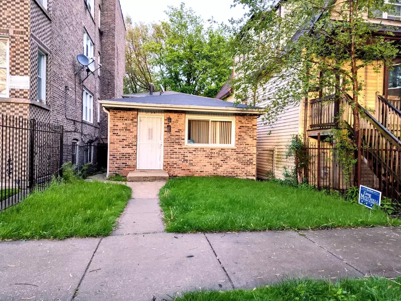 8043 S Saginaw Avenue, Chicago, IL 60617