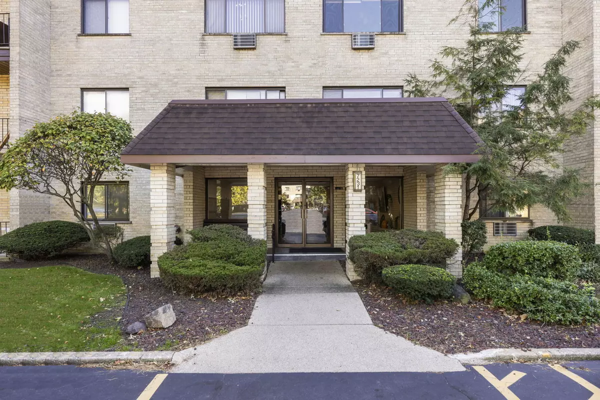 Indian Head Park, IL 60525,7231 Wolf Road #208
