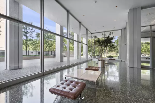 Chicago, IL 60614,2400 N Lakeview Avenue #2501