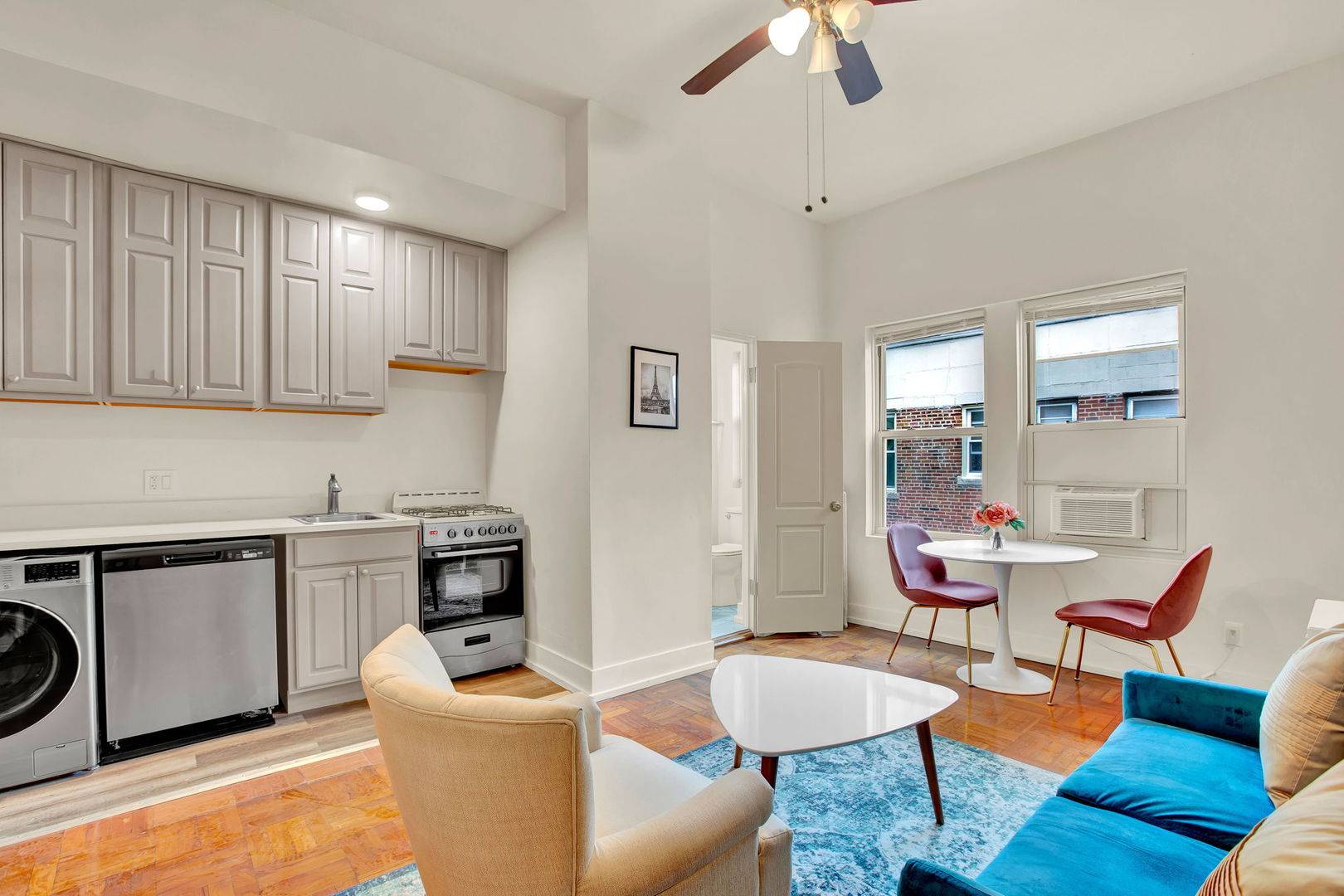 Chicago, IL 60610,1100 N La Salle Drive #1318
