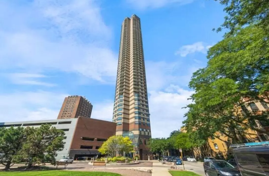 Chicago, IL 60613,3660 N Lake Shore Drive #410