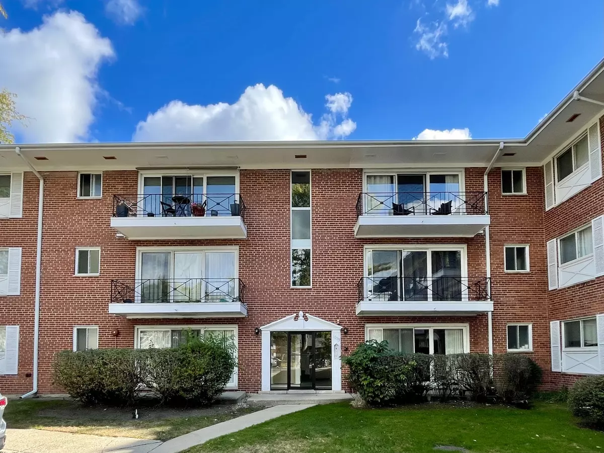 Skokie, IL 60076,10113 Old Orchard Court #303