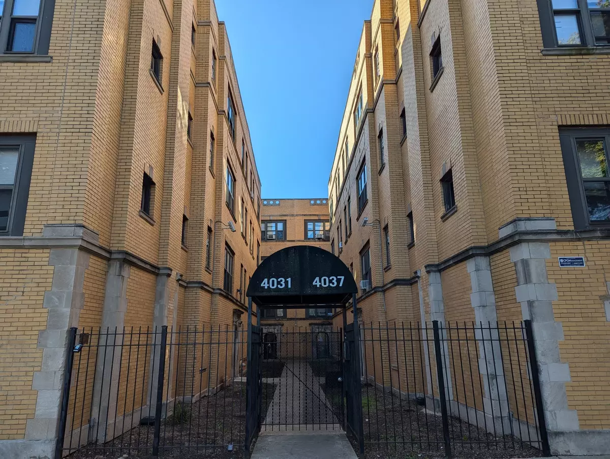 Chicago, IL 60624,4031 W Gladys Avenue #3